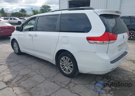 2013 Toyota Sienna Xle V6 8 Passenger z USA, uszkodzony, nr VIN 5TDYK3DCXDS285540